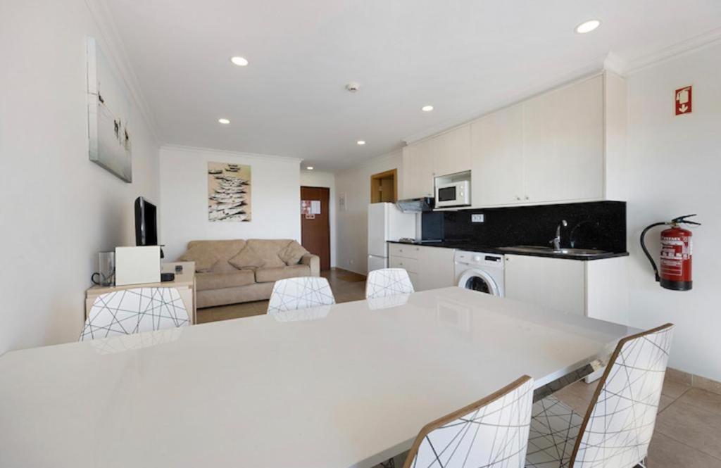Cozy Apartment With Seaview 300M From The Beach Portimao Luaran gambar