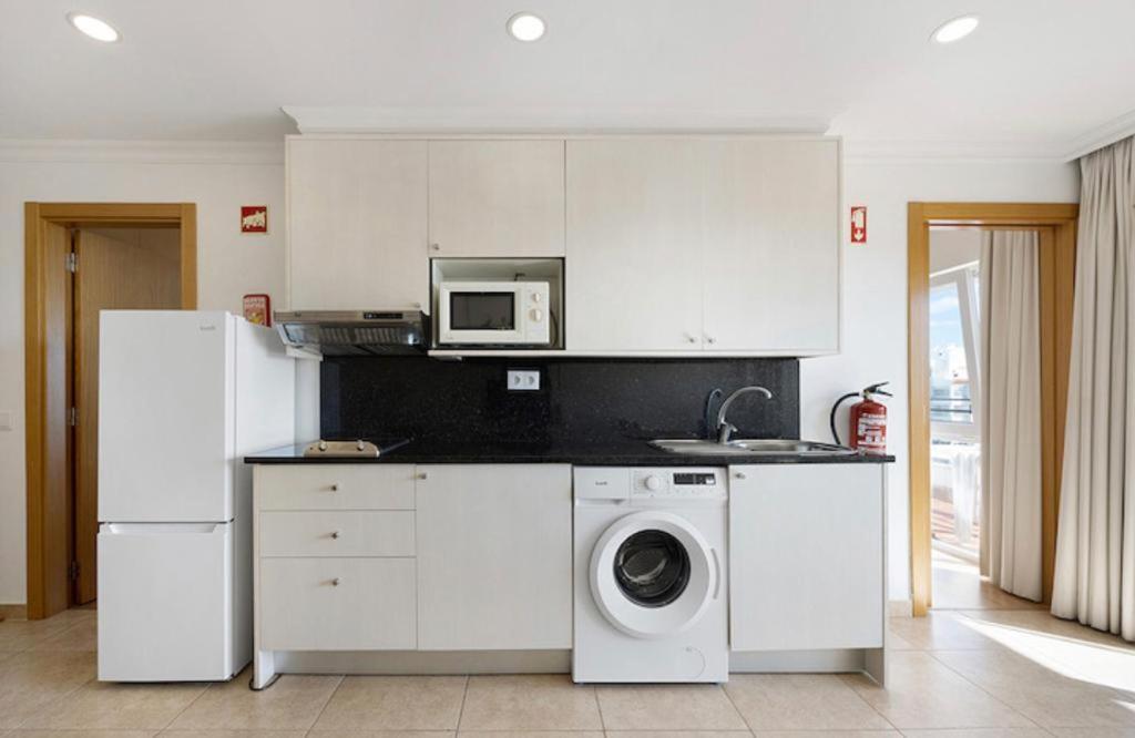 Cozy Apartment With Seaview 300M From The Beach Portimao Luaran gambar